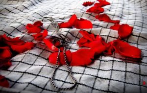 بعضی غم‌ها آن‌قدر بزرگ‌اند که در واژه‌ها جا نمی‌شوند
