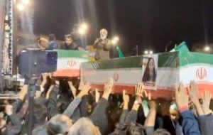 وداع مردم کرمان با پیکرهای خانواده چهار نفره شهید عربنژاد در میدان آزادی